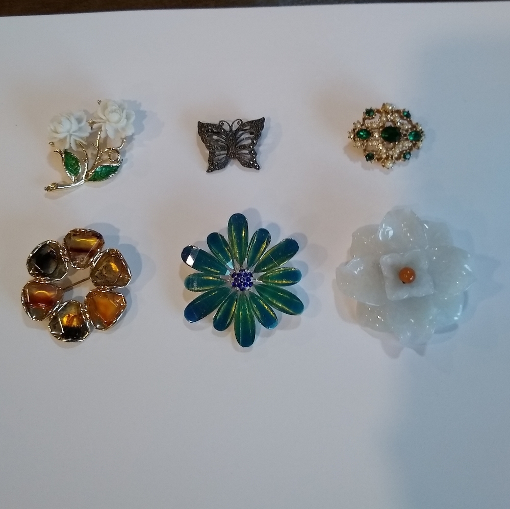 Various vintage brooches
